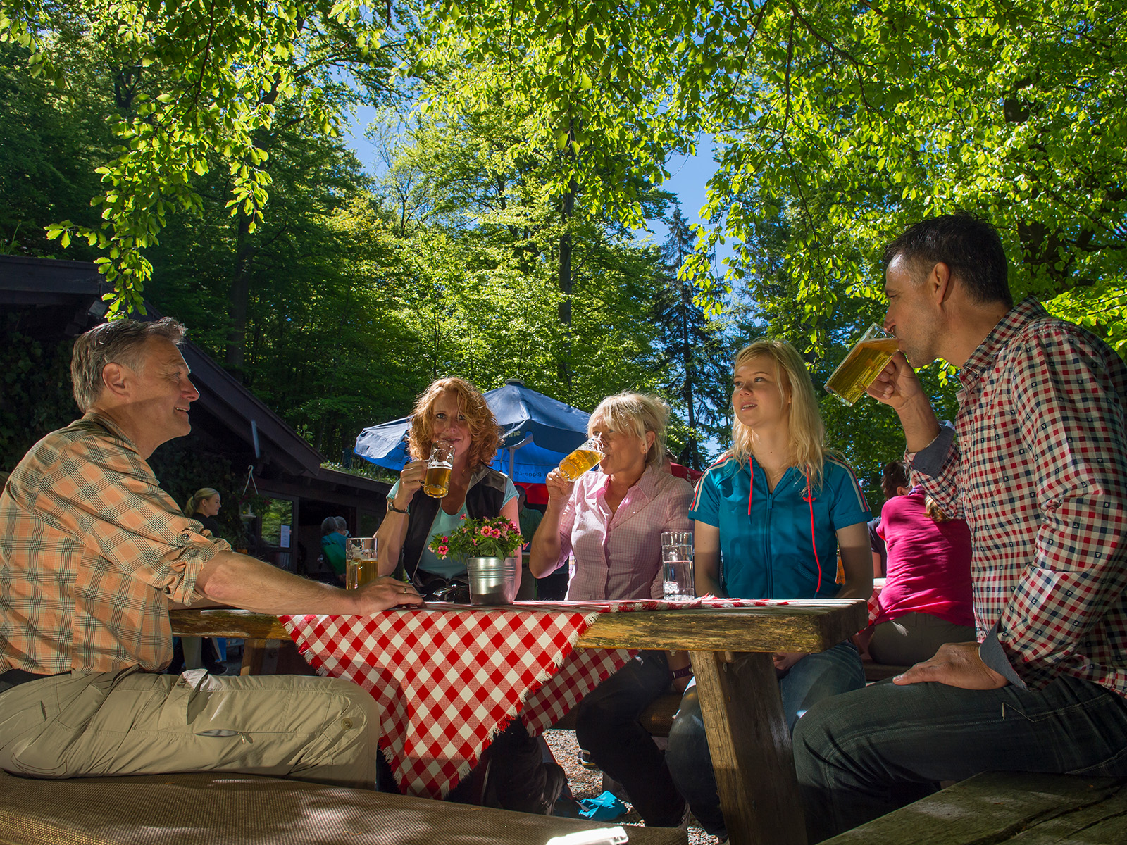Wanderer bei der Brotzeit | Copyright: Schmallenberger Sauerland Tourismus - Klaus Peter Kappest