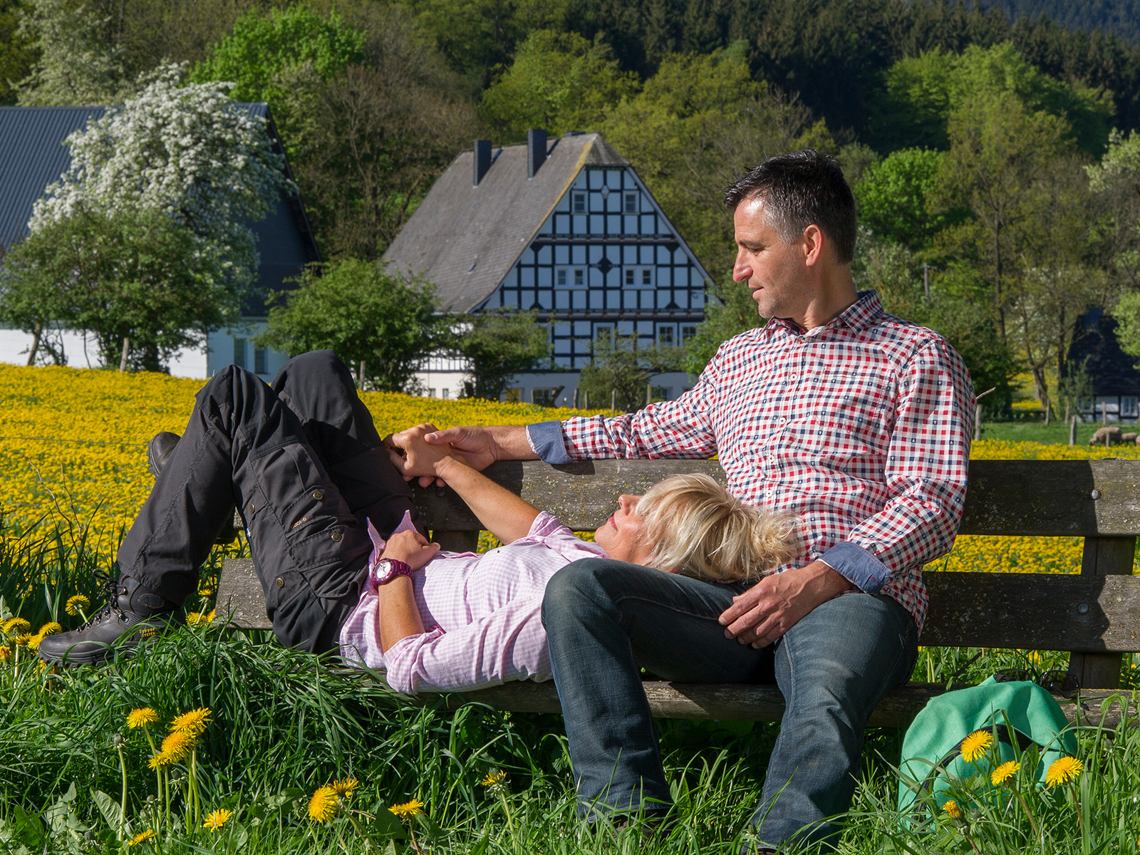 Paar entspannt auf einer Bank am Wanderweg | Copyright: Schmallenberger Sauerland Tourismus - Klaus Peter Kappest