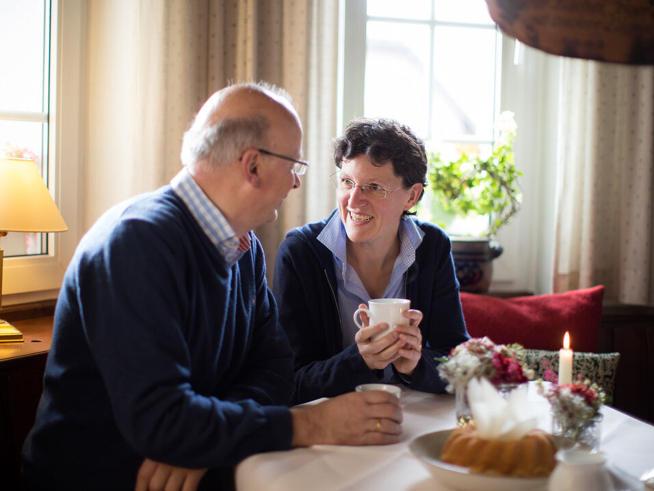 Gästepaar genießt den Kaffee im Restaurant