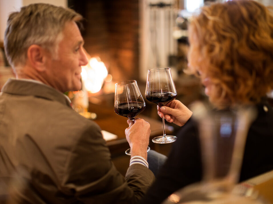 Ein Paar stößt mit Rotwein an