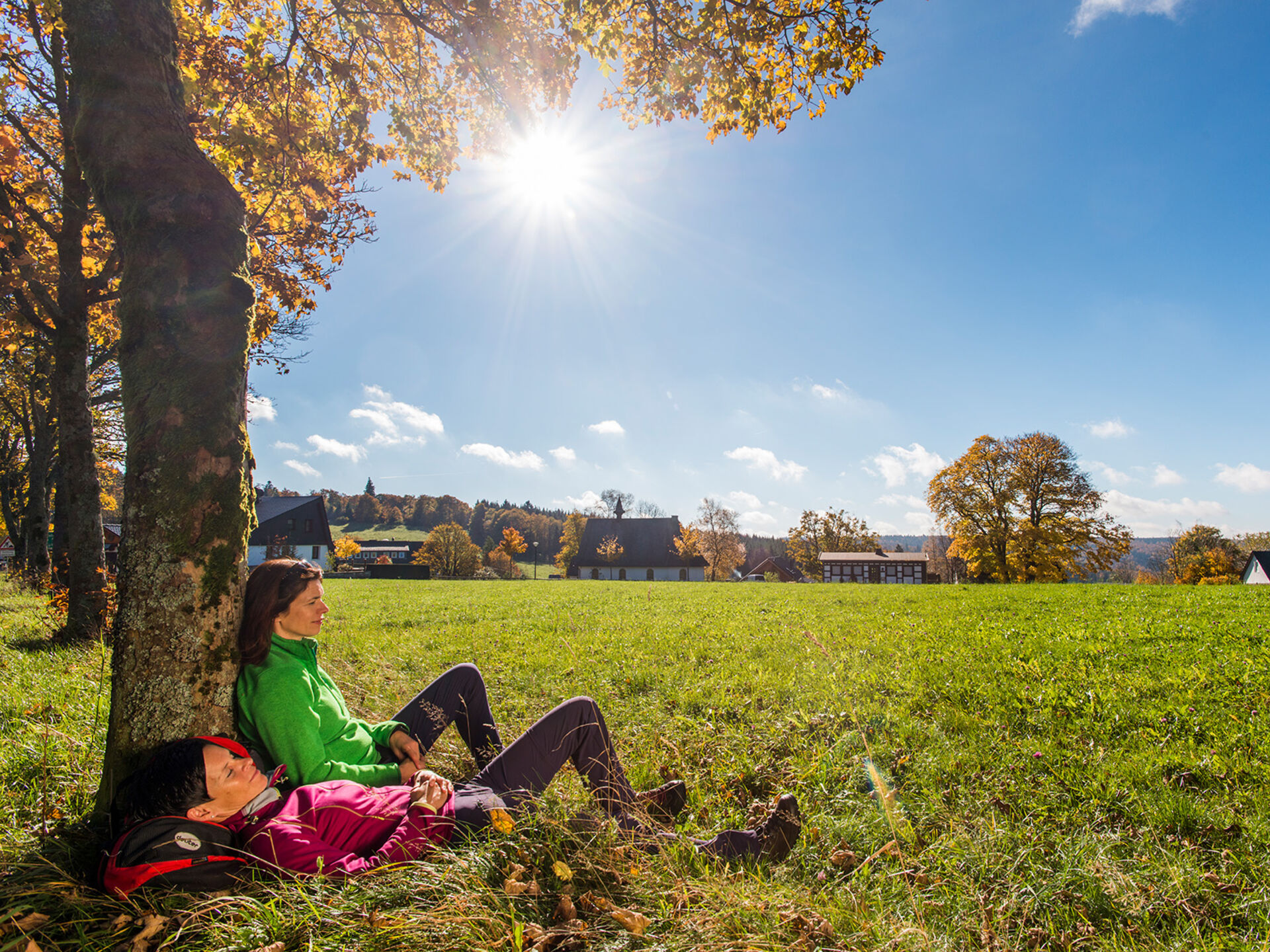 Wanderer genießen die Sonne auf der Wiese