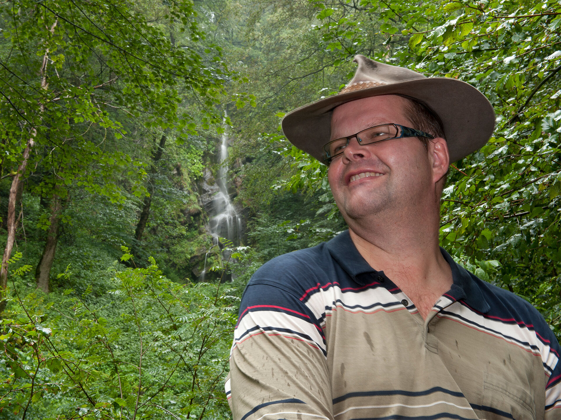 Wanderer im Laubwald