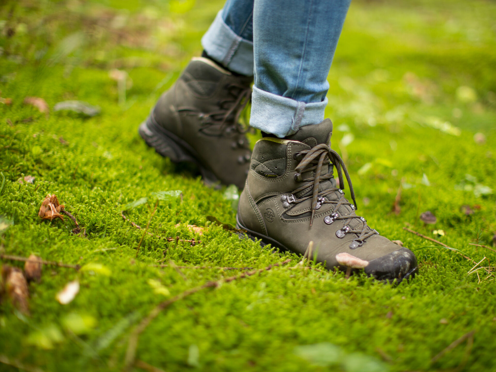 Wanderschuhe auf frischem Waldboden