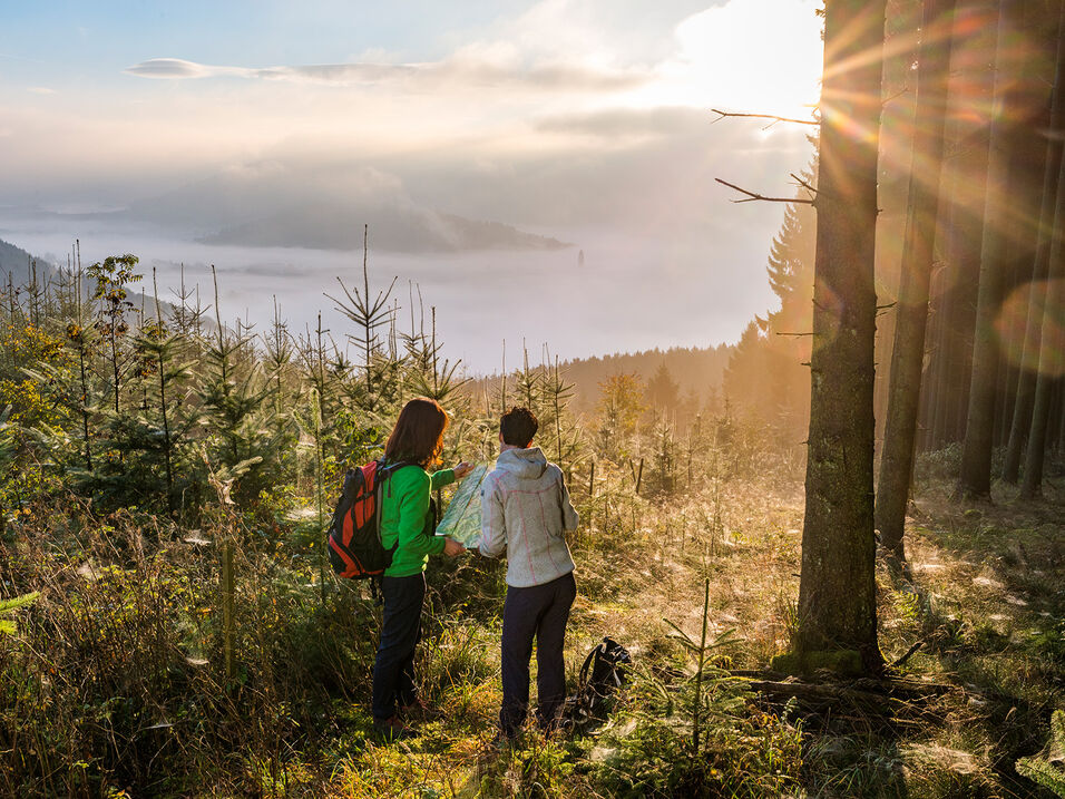 Wanderer genießen Sonnenuntergang über den Bergen