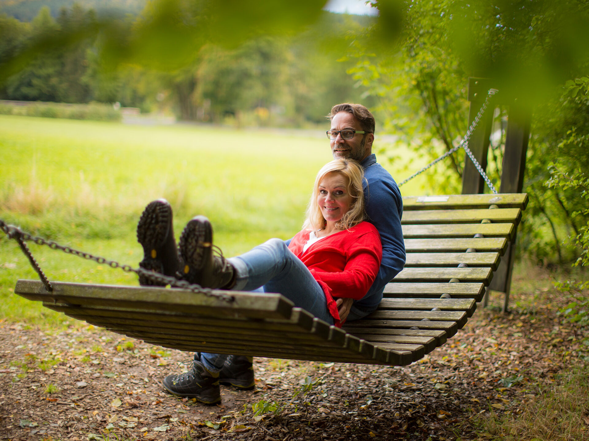 Pärchen auf einer Liege im Wald