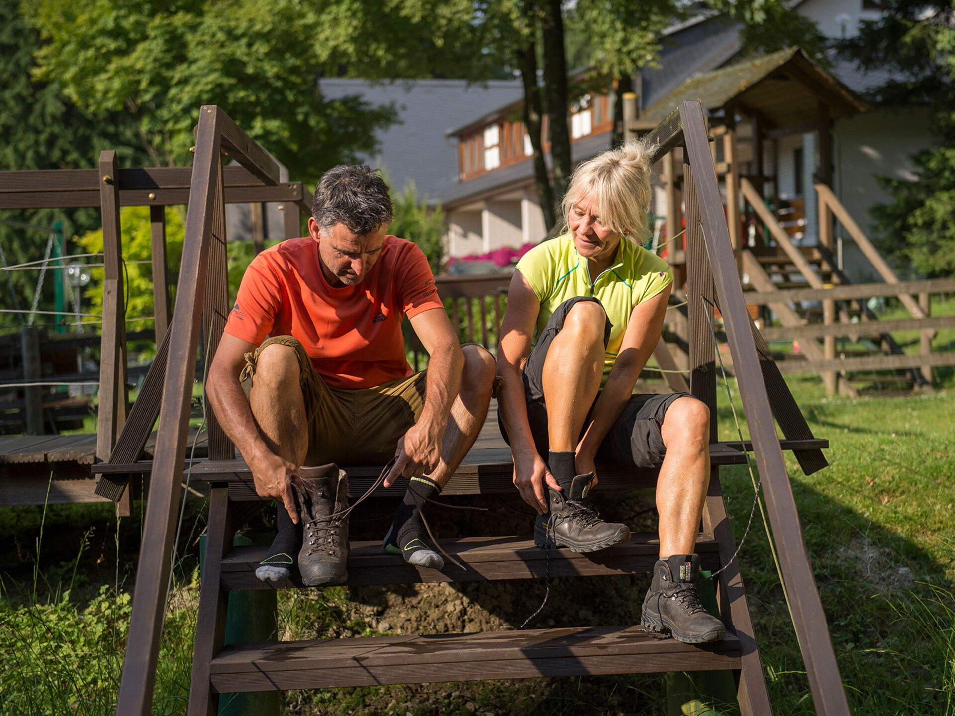 Paar schnürt die Wanderschuhe