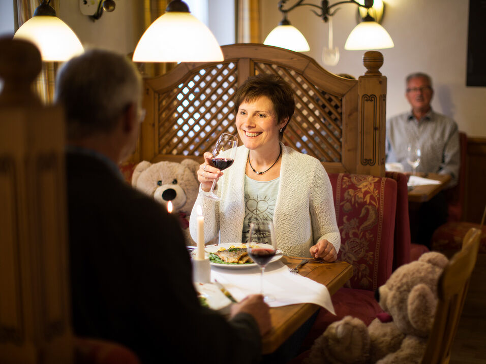 Gäste sitzen gemeinsam im Restaurant