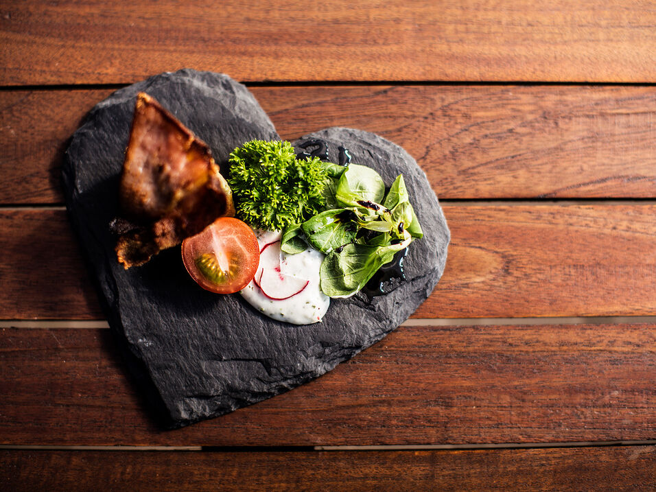 Finger-Food auf einer Herz-Schieferplatte