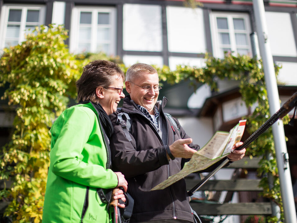 Paar liest gemeinsam die Wanderkarte