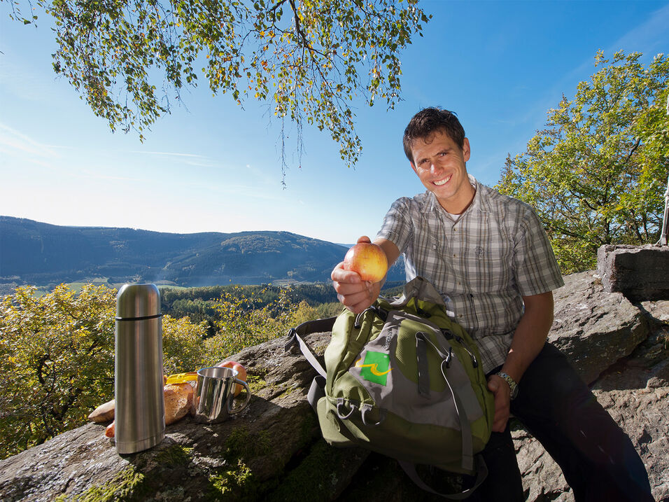 Wanderer bei der Rast vor einem tollen Ausblick